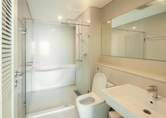 Luxury With Swimming Pool, Fast Wifi, 711, Big Room, Jacuzzi Apartment Bangkok