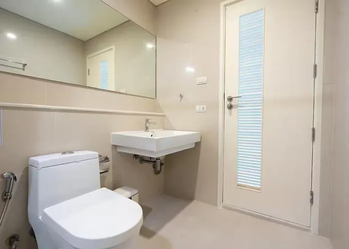 Luxury With Swimming Pool, Fast Wifi, 711, Big Room, Jacuzzi Apartment